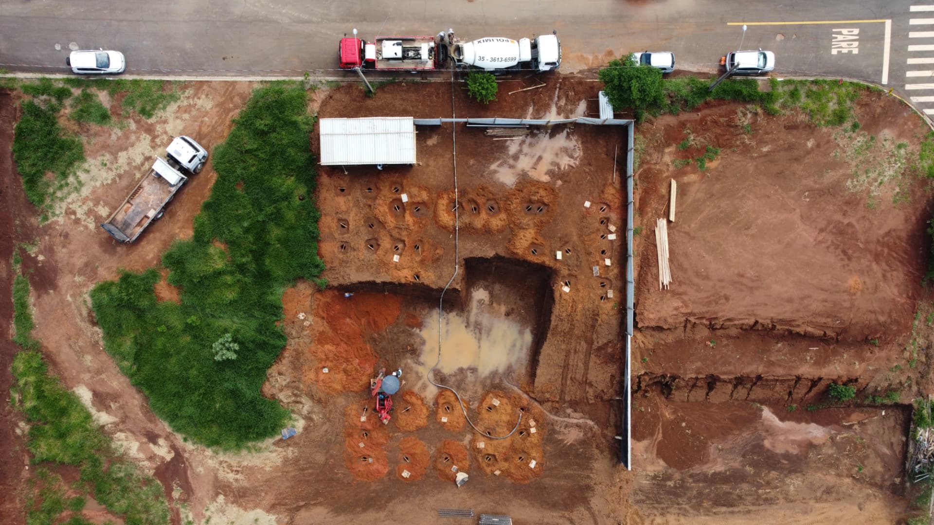 Canteiro de obras em fase de fundação visto de cima, conduzido pela Integra Engenharia